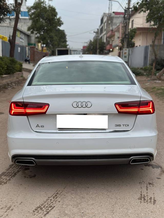 https://images10.gaadi.com/usedcar_image/4530964/original/processed_6ec918ea70209c633b6f5885961d8bad.jpg?imwidth=6401