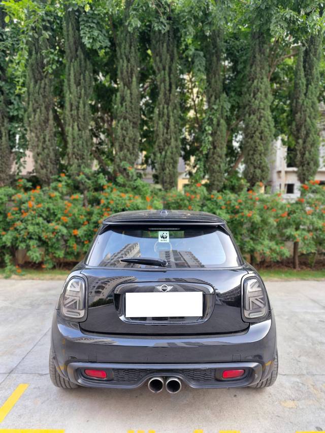 https://images10.gaadi.com/usedcar_image/4530969/original/processed_ba5ed1213ffdeea5321fcd1a13ce27e0.jpg?imwidth=6402