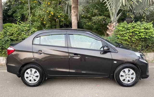 https://images10.gaadi.com/usedcar_image/4530975/original/25cb3e048b79802b6846cc41d28a1f2e.jpg?imwidth=6401