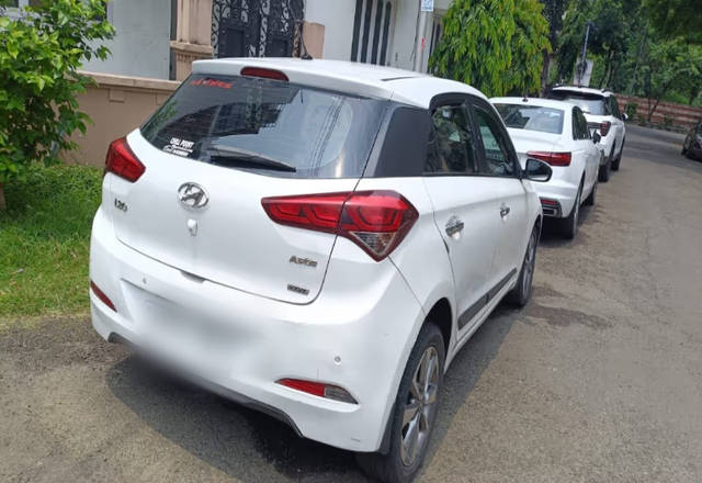 https://images10.gaadi.com/usedcar_image/4530978/original/99a10570-273e-4410-89b1-568d3909b31b.?imwidth=6401