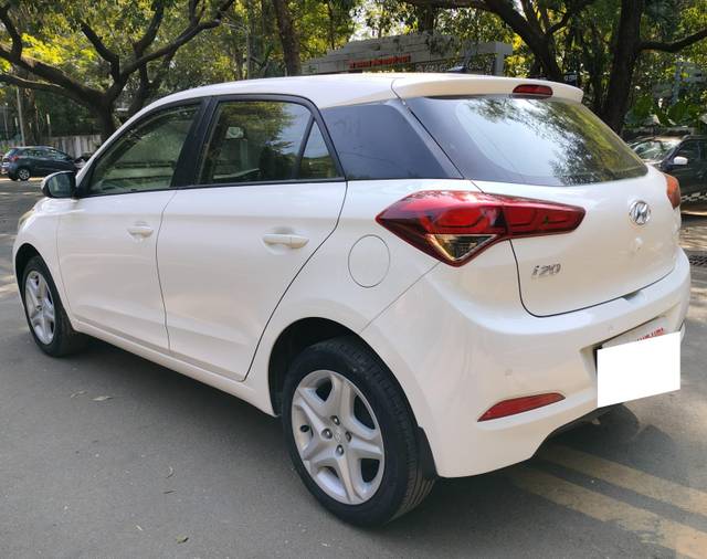 https://images10.gaadi.com/usedcar_image/4530986/original/processed_d702a10966e5c7dcc68fa28e5cc44354.jpg?imwidth=6402