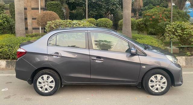 https://images10.gaadi.com/usedcar_image/4530987/original/352fb0d67049e54db2c72213369bb26a.jpg?imwidth=6401