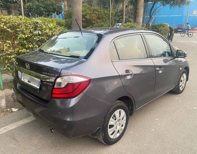 https://images10.gaadi.com/usedcar_image/4530987/original/processed_560fc11a765701257a36f6e18c1cba02.jpg?imwidth=6402