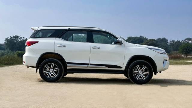 https://images10.gaadi.com/usedcar_image/4531058/original/ad87bce21c2919279fa3a26444554946.jpg?imwidth=6401