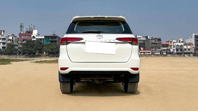https://images10.gaadi.com/usedcar_image/4531058/original/processed_57f928dcc5dbcc7e7bcb8f432a674609.jpg?imwidth=6402