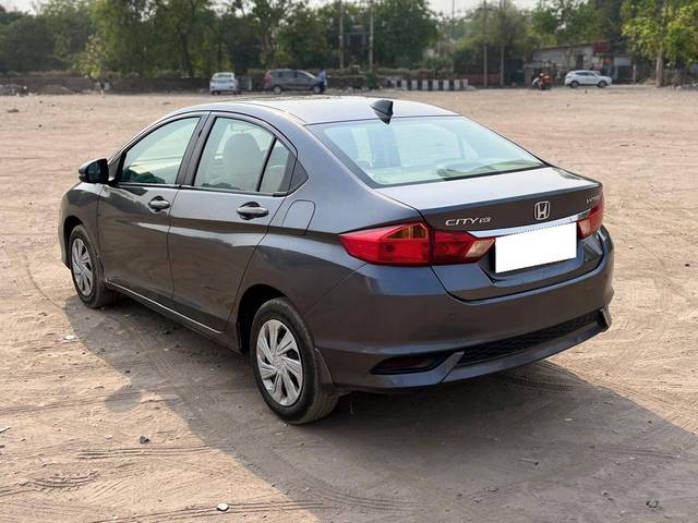 https://images10.gaadi.com/usedcar_image/4531106/original/processed_dad6699cc1ec598060c0b2d582d5e48d.jpg?imwidth=6402