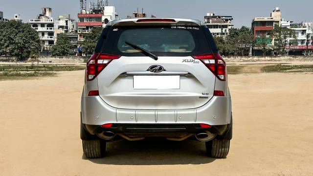 https://images10.gaadi.com/usedcar_image/4531139/original/processed_0e4f3570106d5b436f1db8bb30e8baa4.jpg?imwidth=6402