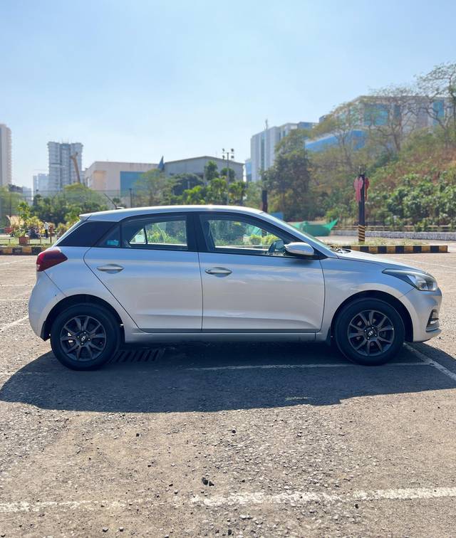 https://images10.gaadi.com/usedcar_image/4531140/original/bd57358ff23f5a0441ba520d524b429a.jpg?imwidth=6401