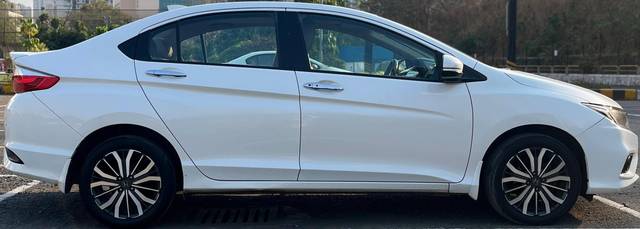 https://images10.gaadi.com/usedcar_image/4531153/original/processed_5a068bbd863e31a61749539a0fd87ab6.jpeg?imwidth=6401