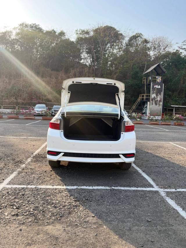 https://images10.gaadi.com/usedcar_image/4531153/original/processed_7dc8dbb97fe5635e23a41f32e015f632.jpeg?imwidth=6402