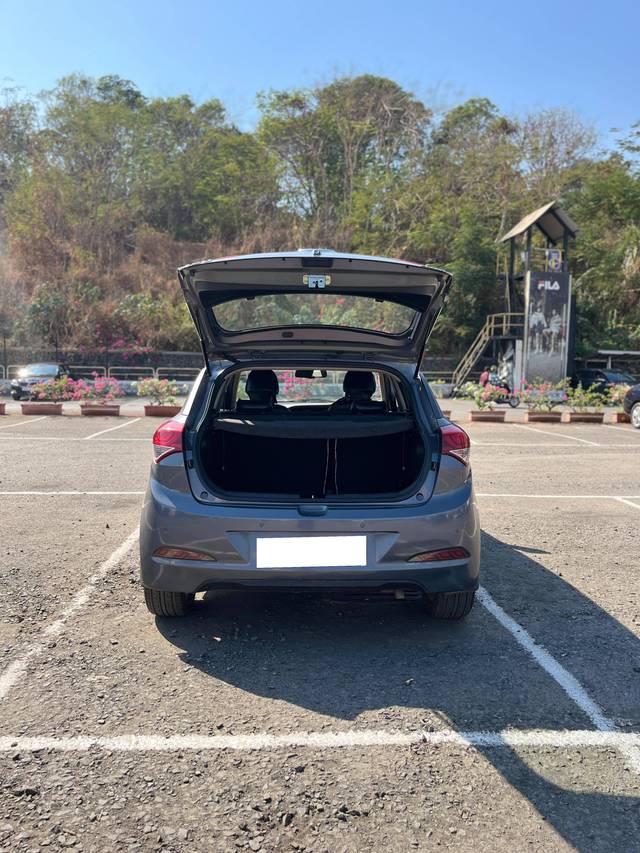 https://images10.gaadi.com/usedcar_image/4531157/original/processed_11fc2fa5ea2312aab76bf258b6f64ed5.jpeg?imwidth=6402