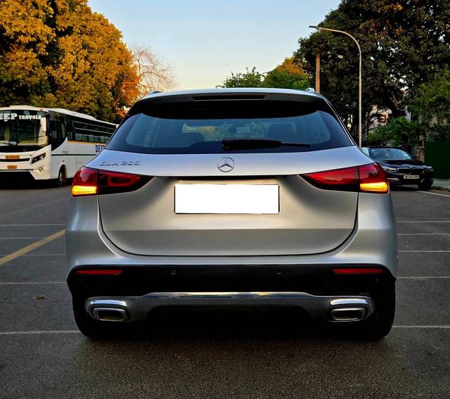 https://images10.gaadi.com/usedcar_image/4531257/original/processed_abd1fbe148ca8b35bad635f22417dfdc.jpg?imwidth=6402