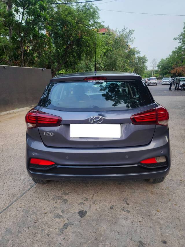 https://images10.gaadi.com/usedcar_image/4531337/original/processed_40cafb82ad855c0b56ebd24a1d75d0e6.jpg?imwidth=6402