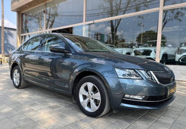 https://images10.gaadi.com/usedcar_image/4531347/original/processed_7fbb1f030e71732395ac0f0b6bd3f438.jpg?imwidth=6400
