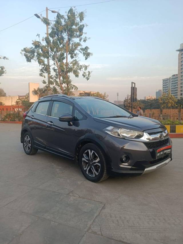 https://images10.gaadi.com/usedcar_image/4531351/original/processed_cf2a9234d341d1e5d39a3de64900d233.jpg?imwidth=6400