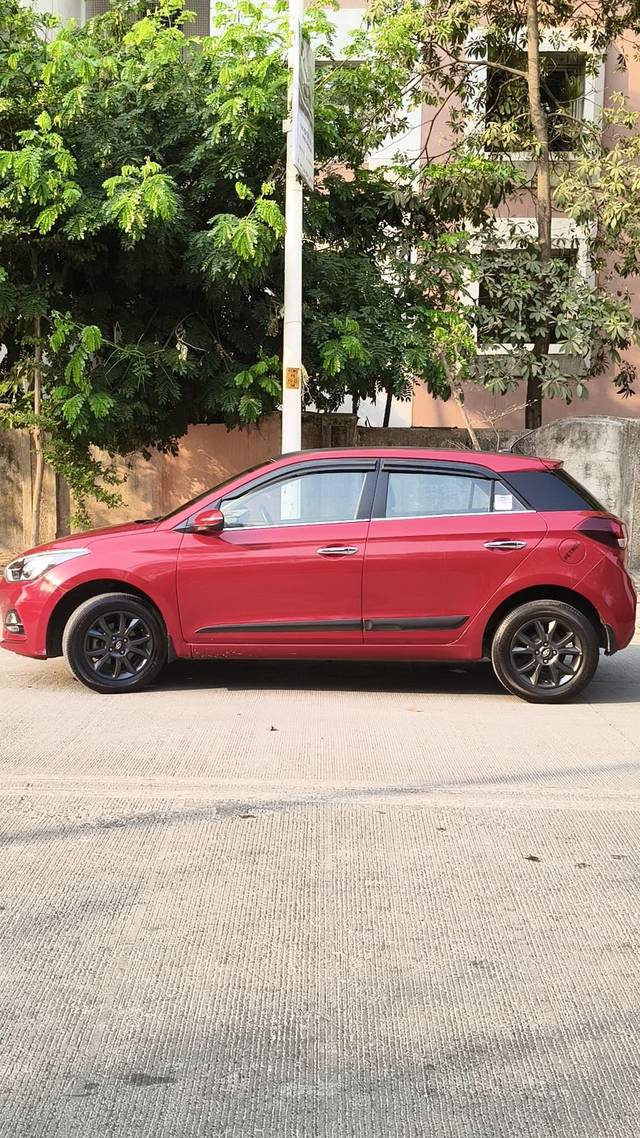 https://images10.gaadi.com/usedcar_image/4531478/original/processed_2e50e618be90b0763e860f407134ee44.jpg?imwidth=6402