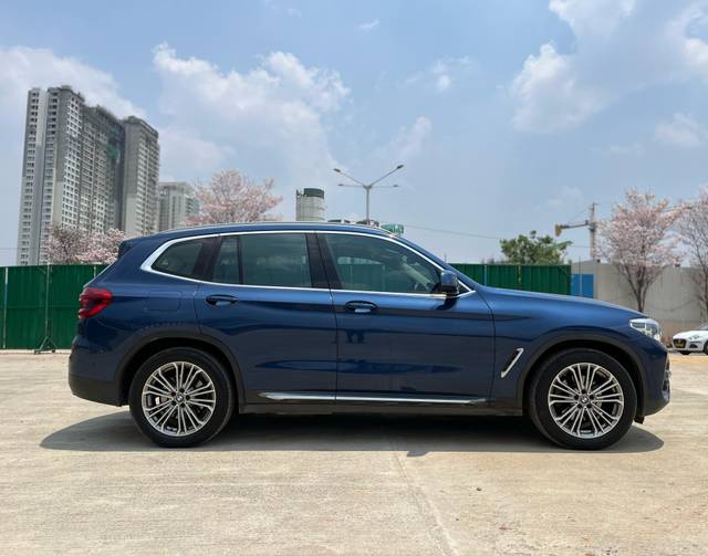 https://images10.gaadi.com/usedcar_image/4531479/original/bf7cdacb063c3d9535653f579b571e56.jpg?imwidth=6401