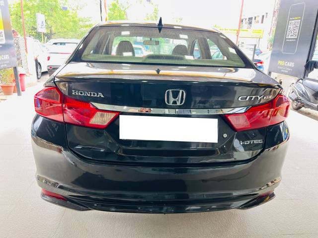 https://images10.gaadi.com/usedcar_image/4531502/original/processed_21f7b3a9c1f3e2019b836579148a4e37.jpg?imwidth=6402