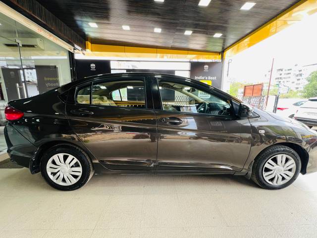https://images10.gaadi.com/usedcar_image/4531502/original/processed_c9d35769b9ad07aab9464174eef4372c.jpg?imwidth=6401