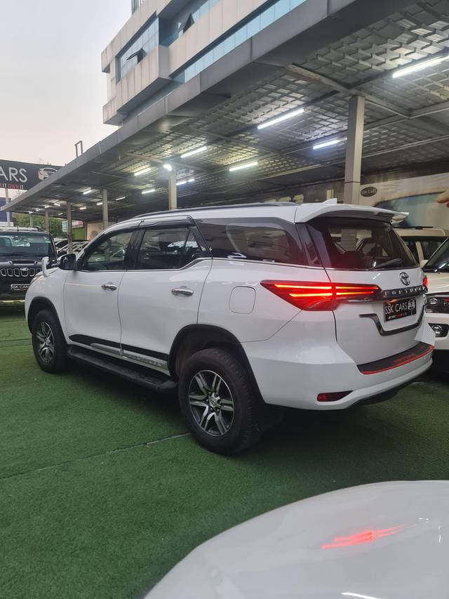 https://images10.gaadi.com/usedcar_image/4531524/original/processed_84329a2ed6eb5c9a58fbaf2a1c349ce9.jpg?imwidth=6402