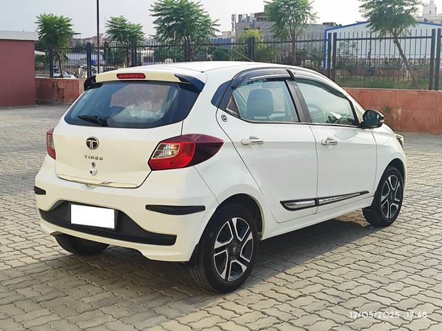 https://images10.gaadi.com/usedcar_image/4531526/original/processed_9fae57c22cb6675ad34d693017ed7e51.jpeg?imwidth=6401