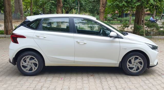 https://images10.gaadi.com/usedcar_image/4531713/original/d4ca2448f7d4170eca349a7beb091e14.jpg?imwidth=6401