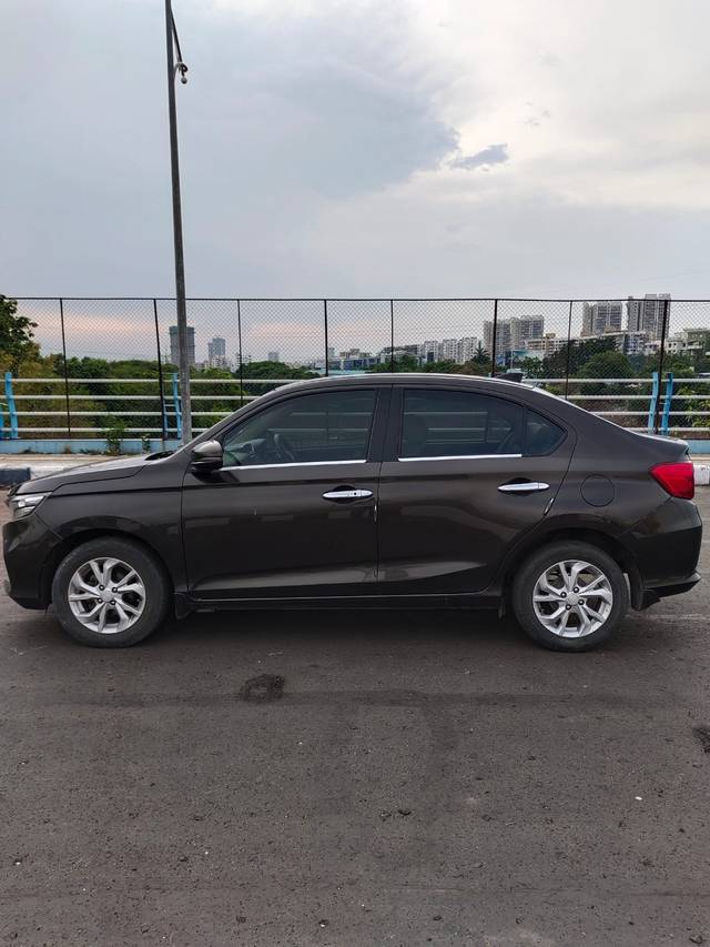 https://images10.gaadi.com/usedcar_image/4531732/original/b7d8a897acbeb979104266a2fd2b2aa7.jpg?imwidth=6402