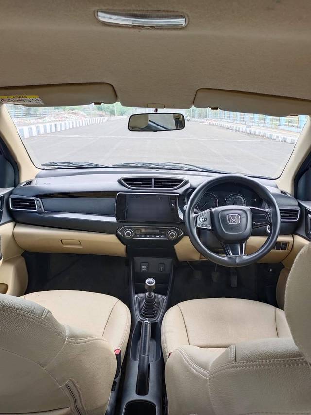 https://images10.gaadi.com/usedcar_image/4531732/original/processed_07bf94cc80aa5f17a9fdcfdae0cbae69.jpg?imwidth=6400