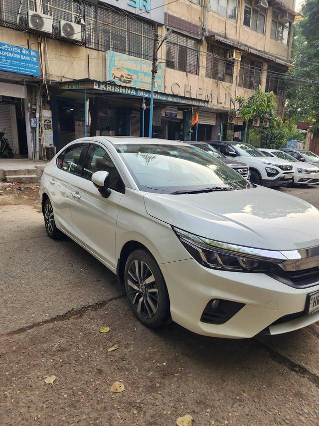 https://images10.gaadi.com/usedcar_image/4531733/original/processed_a61814a2ed28453ccbae4c0597ffc246.jpg?imwidth=6402