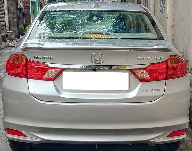 https://images10.gaadi.com/usedcar_image/4531857/original/processed_b1fdb3cf2074bf9c57044de94a20606e.jpg?imwidth=6402