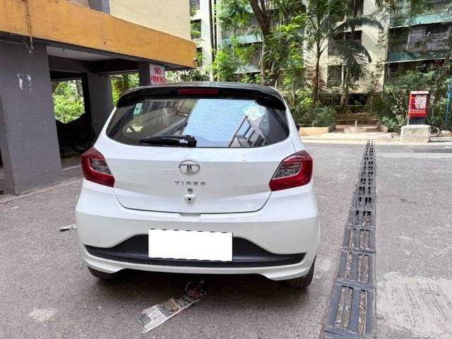 https://images10.gaadi.com/usedcar_image/4531916/original/processed_abc23ee6-9305-4b0f-b75d-da6fcb07b8b3.jpeg?imwidth=6402
