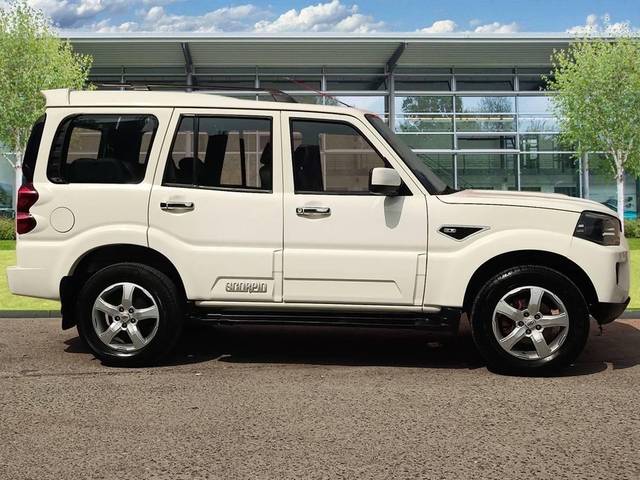 https://images10.gaadi.com/usedcar_image/4531958/original/processed_e39811d4-271f-4063-b8dd-0a26f9c6be7c.jpg?imwidth=6401