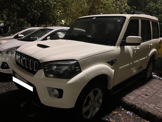 https://images10.gaadi.com/usedcar_image/4531958/original/processed_f10882e7-cb92-47c7-be29-490c24c253b0.jpg?imwidth=6402