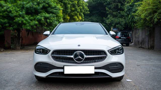 https://images10.gaadi.com/usedcar_image/4532032/original/processed_8234d6ce088e1af39bd6e53602a6675d.jpg?imwidth=6402