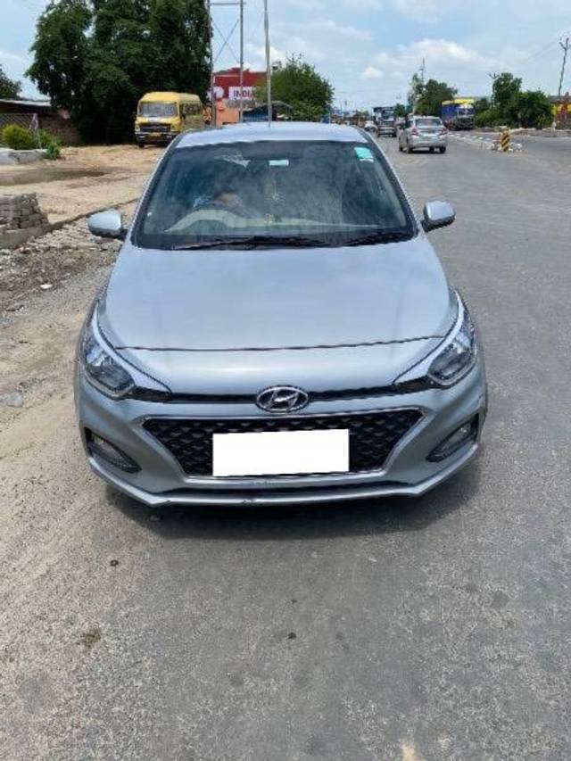 https://images10.gaadi.com/usedcar_image/4532041/original/processed_d3f9479d-8e3e-444f-bb86-2f27e1d97d7f.jpeg?imwidth=6400