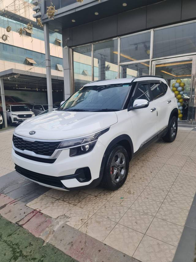 https://images10.gaadi.com/usedcar_image/4532104/original/processed_552787ae588b726a57d555c53cf3df75.jpg?imwidth=6402