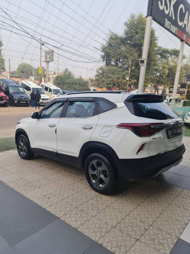 https://images10.gaadi.com/usedcar_image/4532104/original/processed_abe89ce27debfe7e0eae72ca923651d3.jpg?imwidth=6401