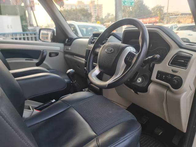 https://images10.gaadi.com/usedcar_image/4532114/original/9250e10e19bdc7e4a7d75f35dcab2ac5.jpg?imwidth=6402