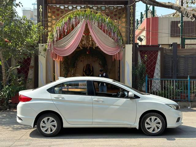 https://images10.gaadi.com/usedcar_image/4532237/original/processed_9cf2bbbd87411d45c60bfbdb3f5830cd.jpg?imwidth=6401
