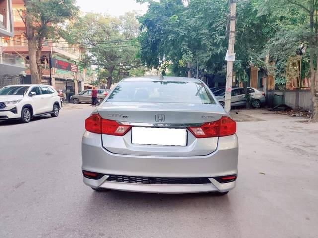 https://images10.gaadi.com/usedcar_image/4532320/original/processed_ff9452ebd1b16bc558043eca9f83ce92.jpg?imwidth=6401