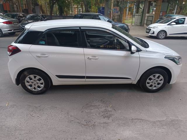https://images10.gaadi.com/usedcar_image/4532321/original/b22d9f08634c9ad2829ac70a16e8ffc6.jpg?imwidth=6401