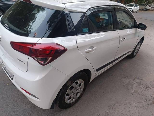 https://images10.gaadi.com/usedcar_image/4532321/original/processed_e3e9fc3e0764ca0567de0e405c034358.jpg?imwidth=6402