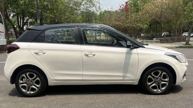 https://images10.gaadi.com/usedcar_image/4532354/original/84097db68f77ead0598d1c62c5c4c485.jpg?imwidth=6401