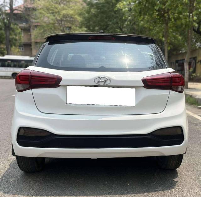 https://images10.gaadi.com/usedcar_image/4532354/original/processed_7c26fd7476d6978ecfba5f12de17f636.jpg?imwidth=6402