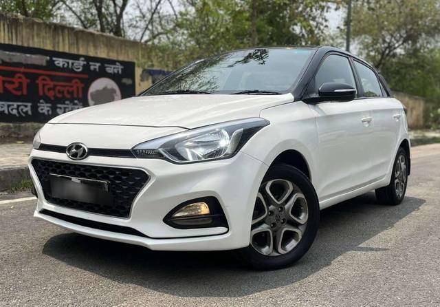 https://images10.gaadi.com/usedcar_image/4532354/original/processed_f3525f884271e7fe3a72814b4196ce84.jpg?imwidth=6400