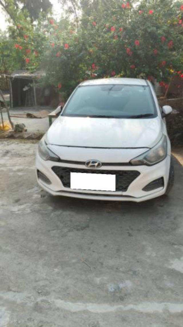 https://images10.gaadi.com/usedcar_image/4532371/original/processed_10100ffc-c8dd-45b1-8a06-3436f745367b.jpg?imwidth=6401