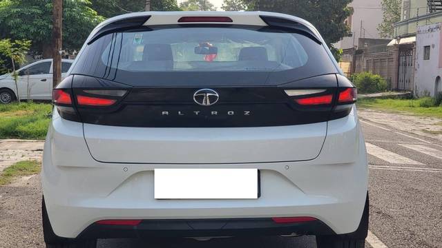https://images10.gaadi.com/usedcar_image/4532440/original/processed_26d285ad-d39a-4b9b-ab79-2d256d042c48.jpg?imwidth=6402