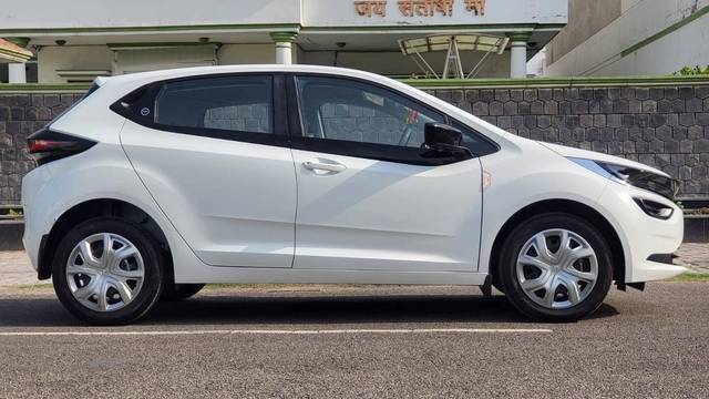 https://images10.gaadi.com/usedcar_image/4532440/original/processed_52b3fc0c-8225-47e3-904b-a3179f829d5e.jpg?imwidth=6401