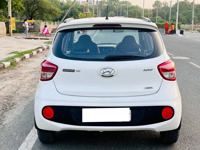 https://images10.gaadi.com/usedcar_image/4532477/original/processed_3e01d8407e7fa21524514d2b8d54fa03.jpg?imwidth=6402