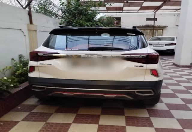 https://images10.gaadi.com/usedcar_image/4532550/original/763a281c-e293-48bd-8d1d-615e23f11251.?imwidth=6400